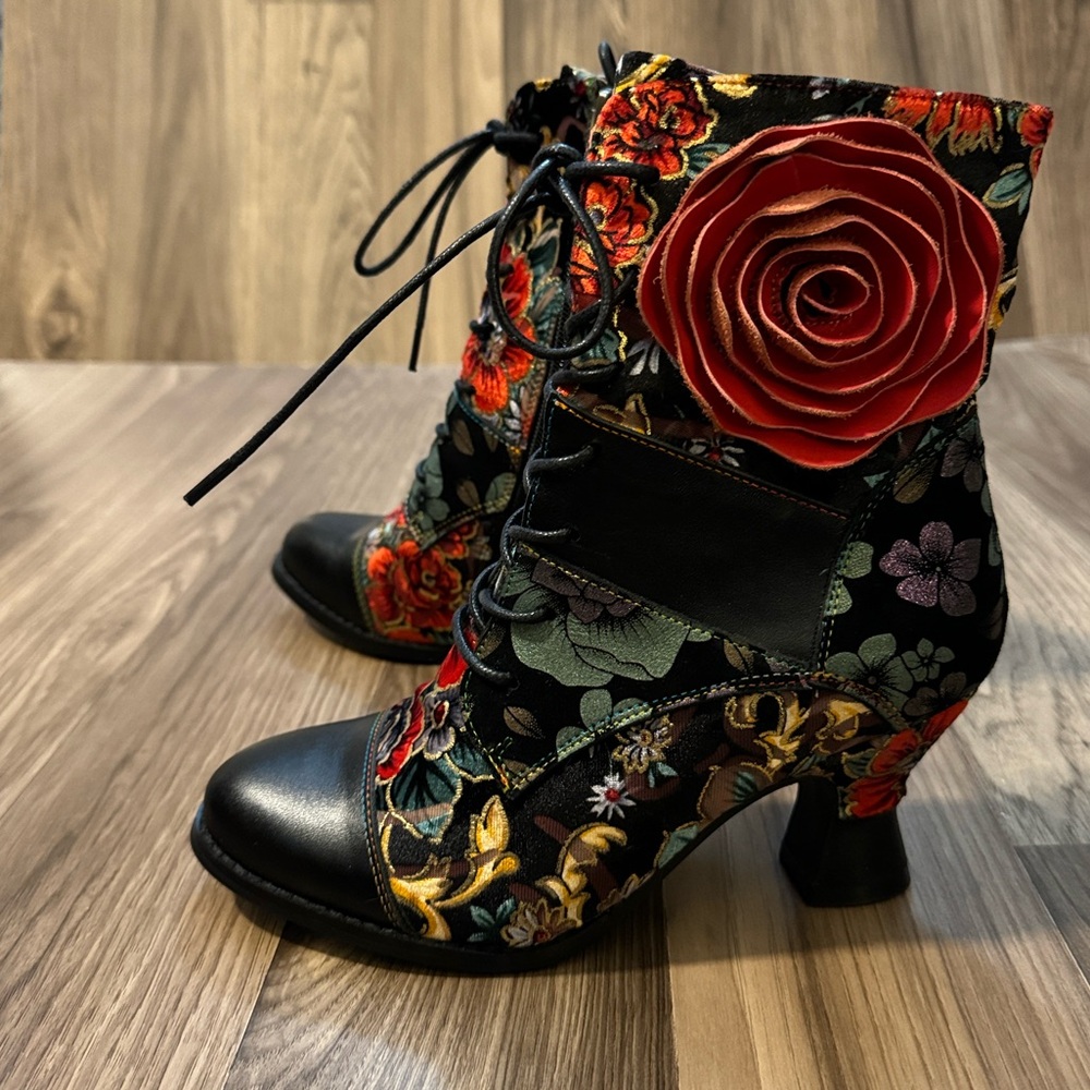 L’artiste Roselia Velvet Tapestry Floral Leather Tie Chic Bootie US 5 EU 35 NWOB